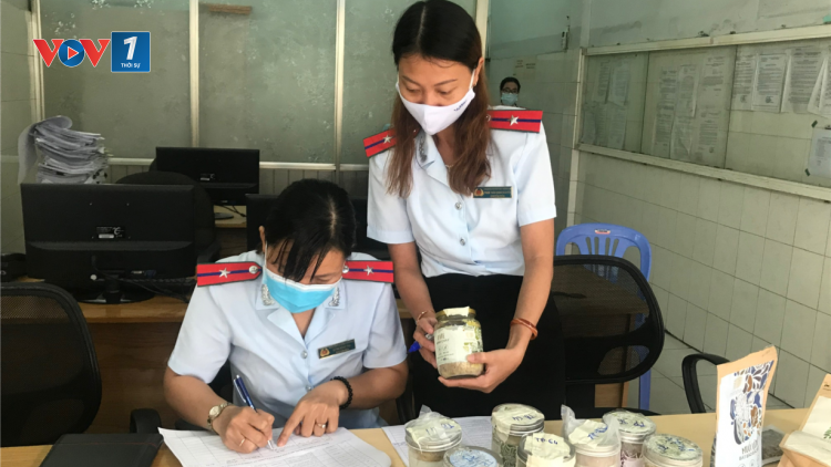 Người dân ở TP HCM giao nộp các sản phẩm của Công ty Lối Sống Mới (1/9/2020)