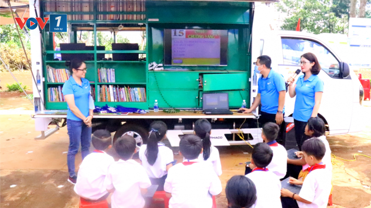 Xe Thư viện lưu động: đưa “Ánh sáng tri thức” về buôn làng Đắk Lắk (18/9/2020)