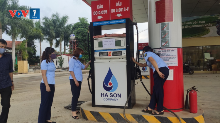 Tiếp tục phát hiện và xử phạt cơ sở kinh doanh xăng dầu không đảm bảo chất lượng (08/10/2021)