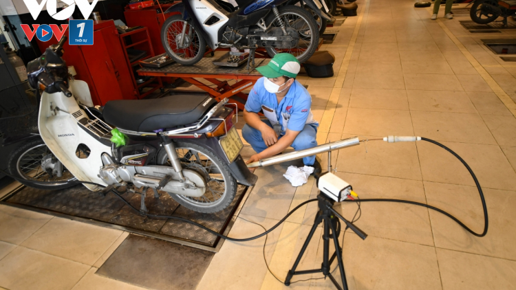 Đo kiểm tra khí thải xe mô tô, xe gắn máy đang lưu hành để cải thiện chất lượng không khí (17/11/2021)