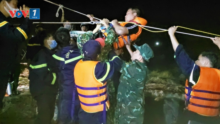 THỜI SỰ 12H TRƯA 10/11/2021: Giải cứu thành công 3 người bị mắc kẹt 14 tiếng dưới chân đập thủy điện ở tỉnh Gia Lai.