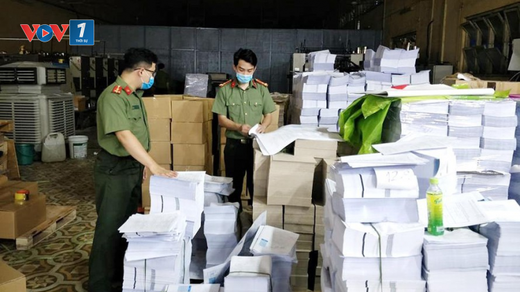 Hà Nội phát hiện hàng tấn sách giáo khoa và sách tham khảo ở nhiều cấp học nghi in lậu (20/12/2021)