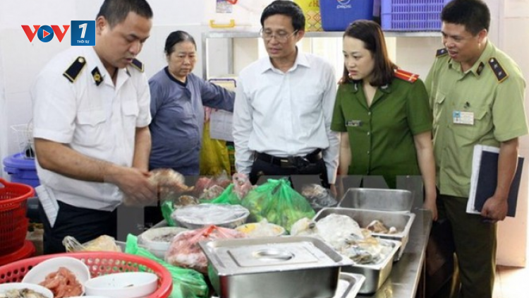 Gần 180 cơ sở sản xuất, kinh doanh thực phẩm bị xử phạt hành chính trong dịp Tết Nguyên đán (23/2/2021)