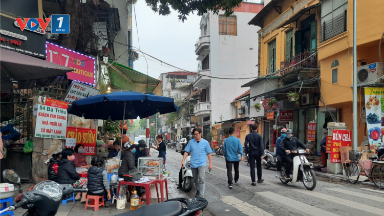 Hà Nội- người dân chủ quan sau khi các quán ăn, cà phê được phép hoạt động trở lại