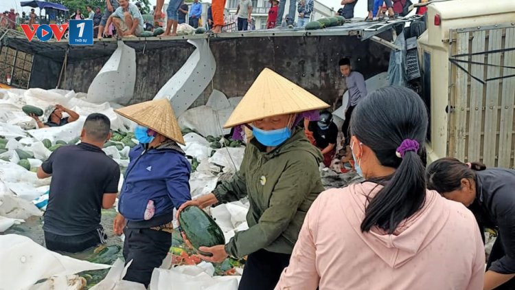 Những sự tử tế đằng sau tai nạn của bác tài bị lật xe dưa hấu (29/4/2021)