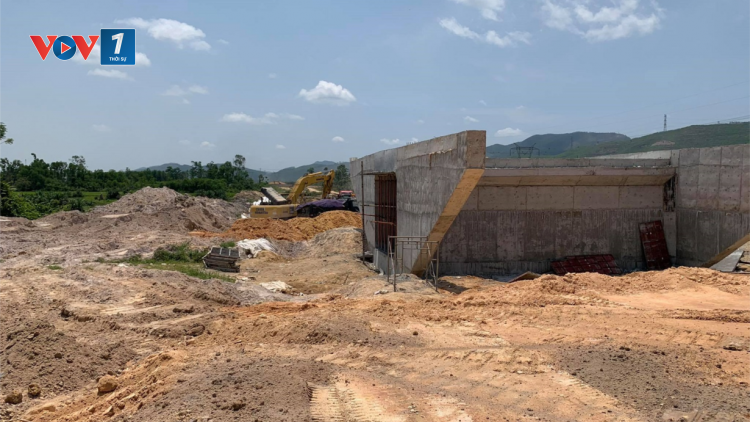 Người dân kiến nghị làm thêm hầm chui trên cao tốc Cam Lộ- La Sơn (21/04/2021)
