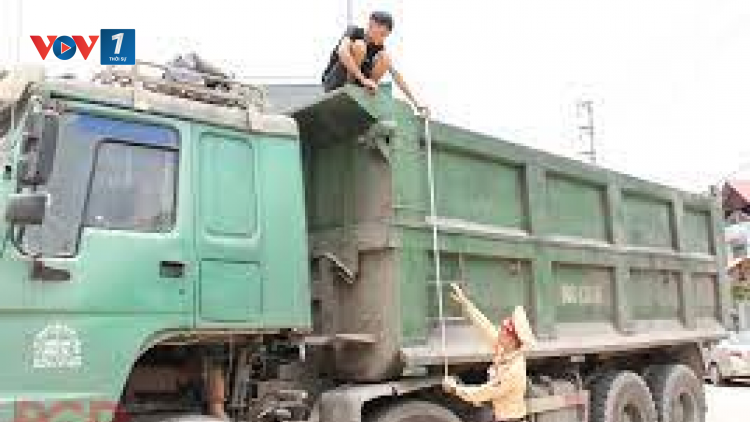 Tăng cường xử lý xe quá khổ, quá tải để kéo giảm tai nạn giao thông (12/4/2021)