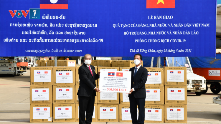 Việt Nam, quốc gia đầu tiên hỗ trợ tài chính, vật tư y tế và cử chuyên gia giúp Lào chống dịch Covid-19 (04/05/2021)