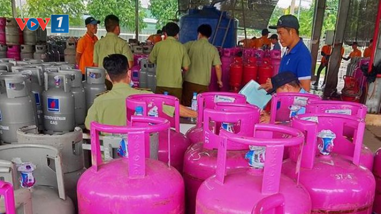 QLTT TP. HCM phát hiện hàng trăm bình khí LPG có dấu hiệu vi phạm trong chiết nạp (04/05/2021)