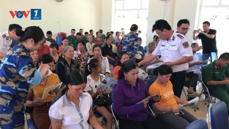 Cảnh sát biển Việt Nam phối hợp cùng chính quyền các huyện đảo tuyên truyền pháp luật biển đến ngư dân (13+14/05/2021)