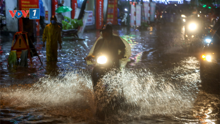 THỜI SỰ ĐÊM 11/05/2021: Cơn mưa lớn vào giờ tan tầm chiều tối nay 11/05 khiến nhiều tuyến phố Hà Nội ngập sâu và gây ùn tắc