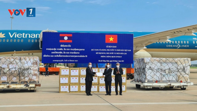 Việt Nam trao tặng 500.000 USD và vật tư, thiết bị y tế hỗ trợ Lào ứng phó dịch Covid-19 (04/05/2021)