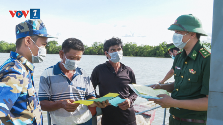 Bộ đội biên phòng Sóc Trăng: Tuyên truyền chống xuất nhập cảnh trái phép cho bà con ngư dân góp phần ngăn chặn dịch bệnh (05/06/2021)