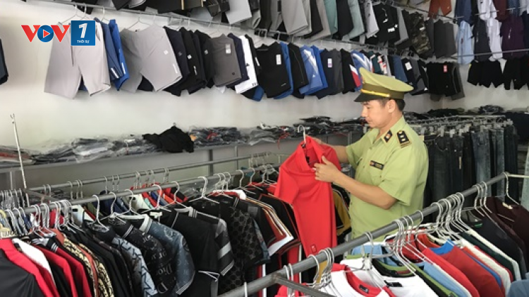 An Giang: thu giữ lượng lớn quần áo may sẵn có dấu hiệu vi phạm thương hiệu nổi tiếng (29/6/2021)