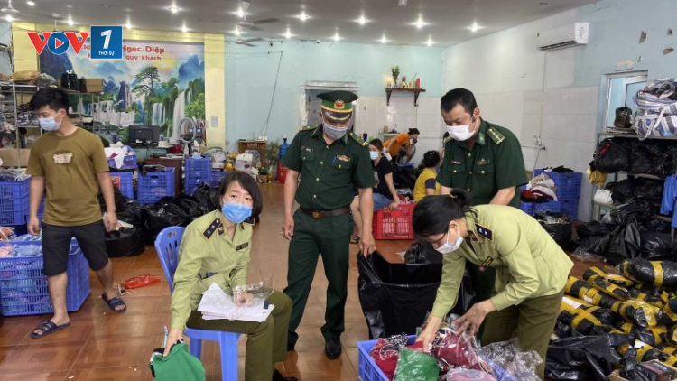 QLTT Quảng Ninh: phát hiện kho chứa nhiều quần áo, thực phẩm, mỹ phẩm nhập lậu (03/06/2021)