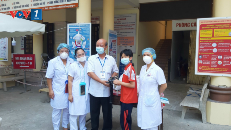 Học sinh lớp 6 làm quạt mini chống nóng cho y bác sĩ vùng tâm dịch (23/07/2021)