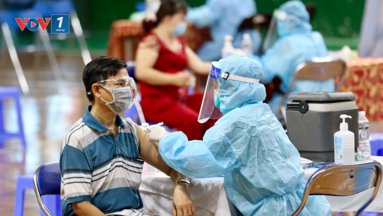 Đẩy mạnh công tác tiêm vắcxin và xét nghiệm tại nhiều tỉnh thành trên cả nước (22/08/2021)