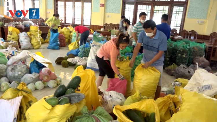 Người dân vùng sạt lở núi Quảng Nam góp nông sản gửi vào vùng tâm dịch phía Nam. (05/08/2021)