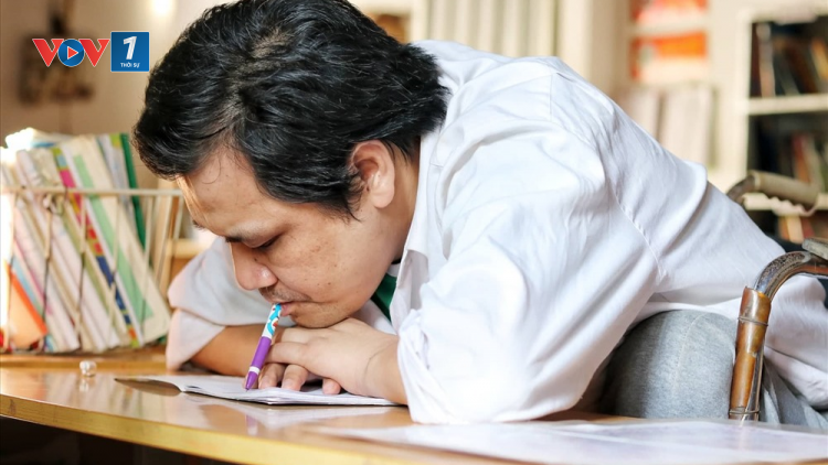 Thầy giáo viết chữ bằng miệng và câu chuyện vượt lên số phận (23/9/2021)