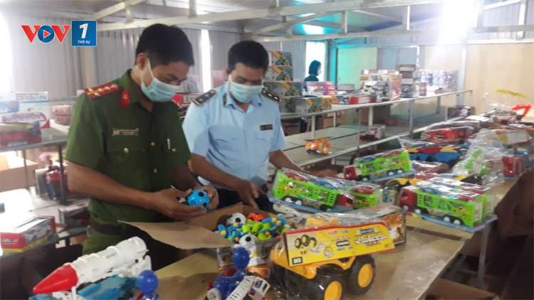Nam Định: Triệt phá kho hàng lậu chứa đồ chơi Trung thu số lượng lớn (16/09/2021)