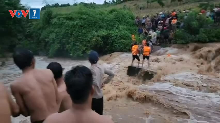 THỜI SỰ 21H30 ĐÊM 2/10/2023: Gia Lai giải cứu thành công 3 thiếu niên bị mắc kẹt giữa suối trong cơn lũ chiều nay.