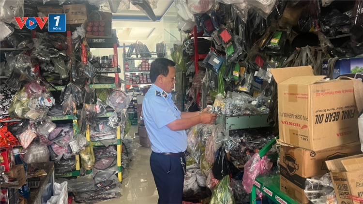 Nhiều hàng hóa như mỹ phẩm, đồng hồ, phụ tùng linh kiện xe máy bị làm giả (27/10/2023)