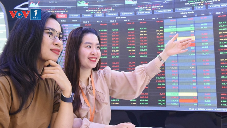 Chỉ số chứng khoán VN-Index hôm qua đã về dưới 1.100 điểm và kích hoạt dòng tiền "bắt đáy" khiến thanh khoản tăng mạnh (19/10/2023)