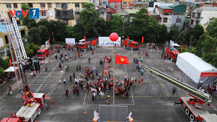 THỜI SỰ 12H TRƯA 7/10/2023: Nhiều người dân tại Hà Nội, Quảng Ninh và Đà Nẵng được trải nghiệm và hướng dẫn kĩ năng thoát nạn, phòng cháy chữa cháy.