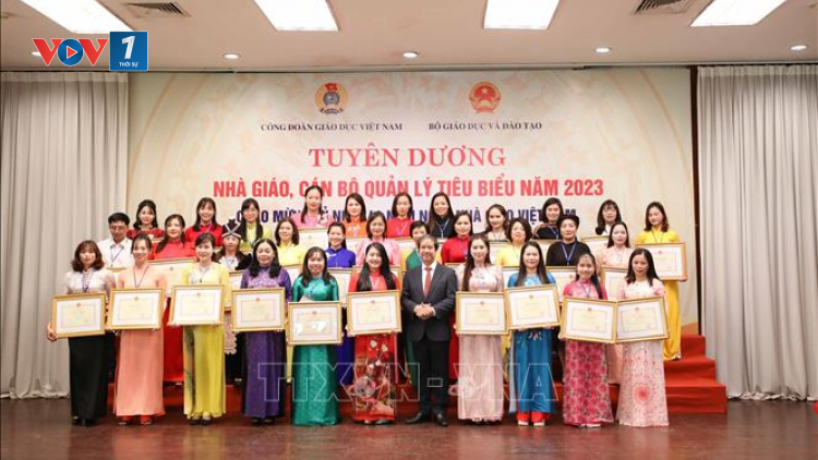 THỜI SỰ 18H CHIỀU 19/11/2023: Bộ GD-ĐT tuyên dương 200 nhà giáo, cán bộ quản lý tiêu biểu năm 2023.