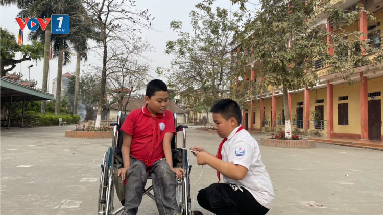 Nâng bước đôi chân tật nguyền tới trường (10/03/2023)