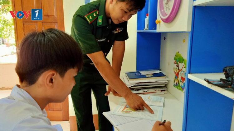 Bộ đội biên phòng Trà Vinh tiếp sức học sinh nghèo miền biên giới biển đến trường (15/04/2023)