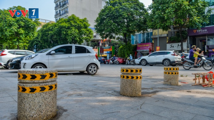 Xếp đá lên vỉa hè ở Hà Nội và sự lúng túng của nhà quản lý (25/5/2023)