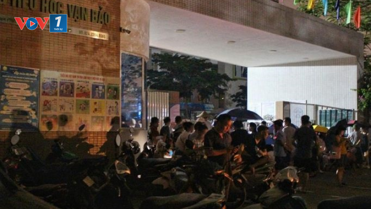 THỜI SỰ 21H30 ĐÊM 13/6/2023: Phòng Giáo dục Quận Hà Đông (Hà Nội) lý giải về việc hơn 400 phụ huynh ngồi chờ xuyên đêm để nộp đơn xét tuyển vào lớp 1 trường tiểu học Vạn Bảo.