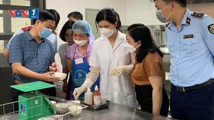 Hà Nội tăng cường kiểm tra, ngăn chặn các hành vi vi phạm an toàn thực phẩm (06/6/2023)