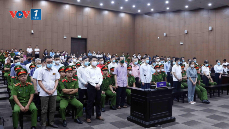 THỜI SỰ 12H TRƯA 11/7/2023: TAND TP Hà Nội bắt đầu xét xử sơ thẩm 54 bị cáo trong vụ án "chuyến bay giải cứu".