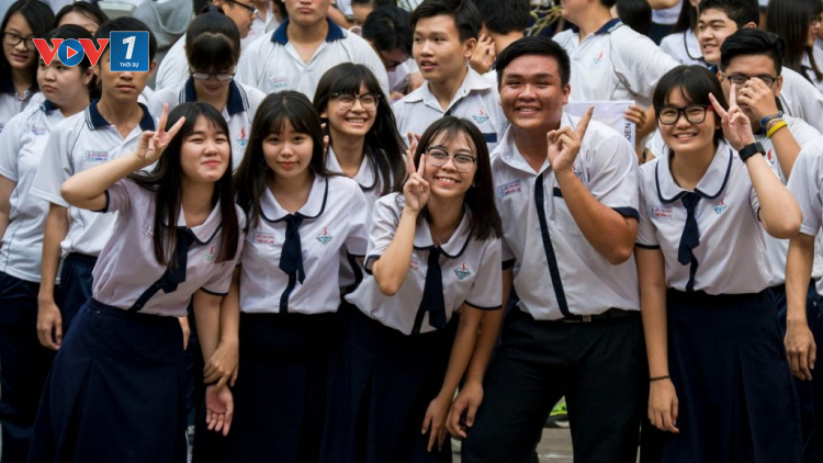 Gánh nặng đồng phục học sinh: Có nhất thiết “mỗi năm một kiểu”? (22/09/2023)