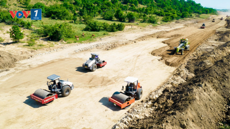 Tiếp tục giải bài toán giải phóng mặt bằng và vật liệu xây dựng, đẩy mạnh tiến độ dự án cao tốc (18/01/2024)