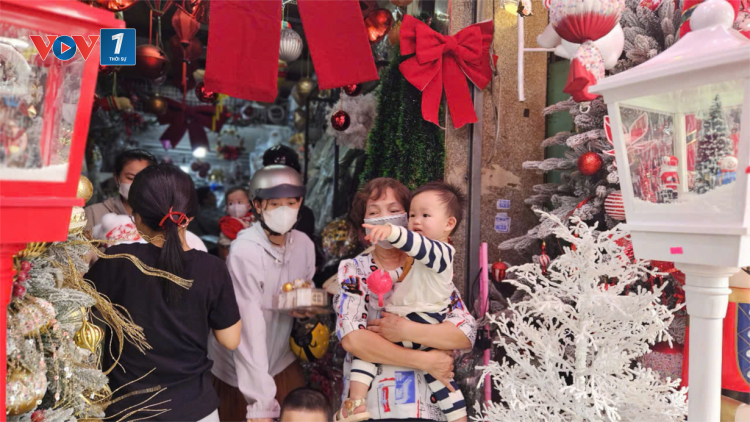 Mua sắm mùa Giáng sinh, khách hàng muốn trực tiếp “mắt thấy, tay cầm” (23/11/2024)