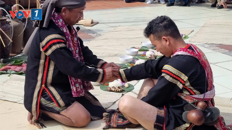 Tháo vòng đồng: Nghi lễ đánh dấu sự trưởng thành của người Ê Đê (2/11/2024)