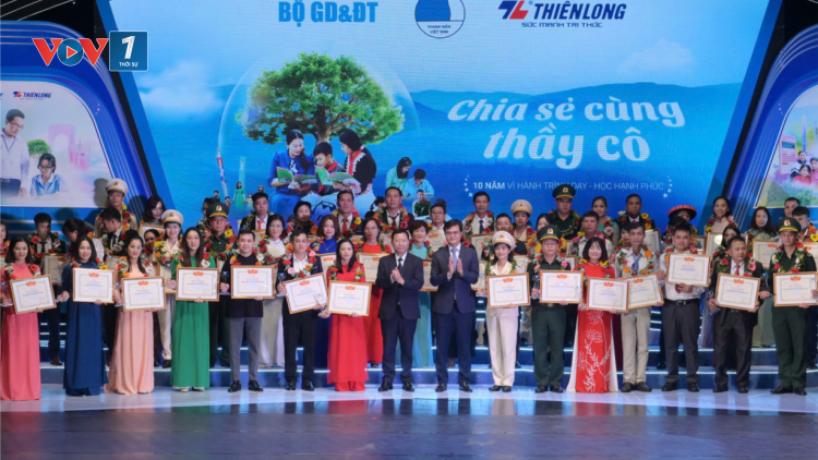 Chương trình “Chia sẻ cùng thầy cô” năm 2024: Tuyên dương 60 thầy cô giáo tiêu biểu (15/11/2024)