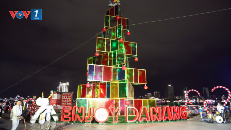 Thắp sáng cây thông ánh sáng bên sông Hàn Đà Nẵng (17/12/2024)