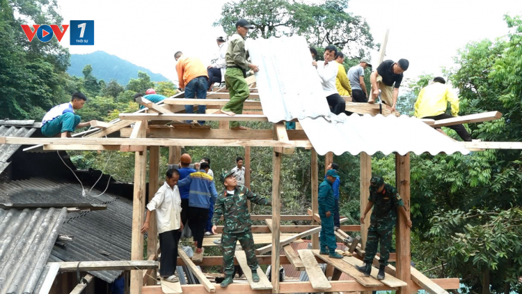 Lực lượng vũ trang góp phần thay đổi diện mạo nông thôn mới miền núi (17/12/2024)