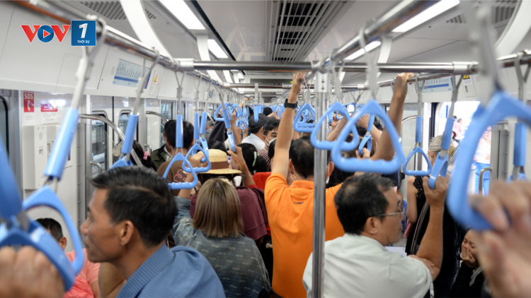 Metro 1 TPHCM vẫn đông đúc trong ngày thứ ba hoạt động, kể cả lúc thấp điểm (24/12/2024)