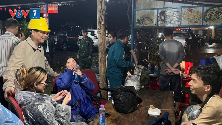 THỜI SỰ 6H SÁNG 16/12/2024: Gần 300 người được giải cứu khỏi điểm sạt lở trên đèo Khánh Lê, huyện Khánh Vĩnh, tỉnh Khánh Hòa.