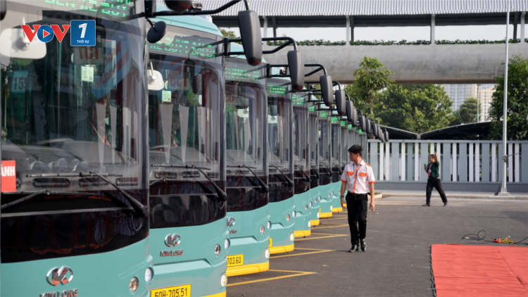 TPHCM khai trương 17 tuyến xe buýt điện kết nối với metro 1 (20/12/2024)