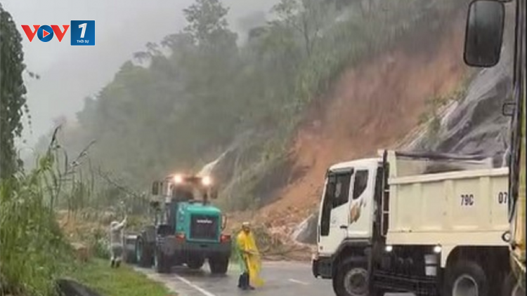 Sạt lở, gần 40 phương tiện và 200 người bị mắc kẹt trên đèo Khánh Lê, Khánh Hòa (15/12/2024)