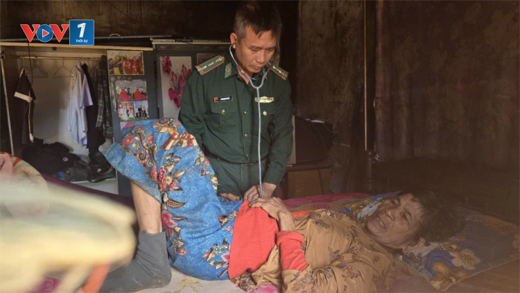 Nghĩa tình thầy thuốc mang quân hàm xanh ở biên giới Gia Lai (17/12/2024)