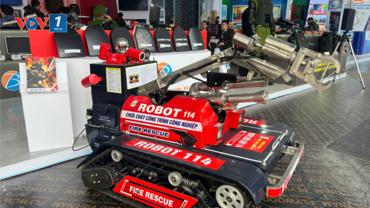 Robot chữa cháy cứu nạn lần đầu được trưng bày tại Triển lãm Quốc phòng quốc tế Việt Nam 2024 (21/12/2024)