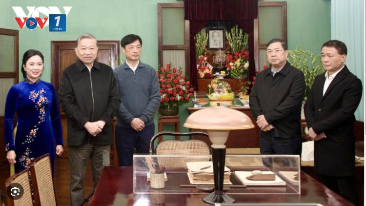 THỜI SỰ 12H TRƯA 15/12/2024: Tổng Bí thư Tô Lâm dâng hương tưởng niệm Chủ tịch Hồ Chí Minh tại nhà 67, nhân Kỉ niệm 70 năm Người về ở và làm việc tại Phủ chủ tịch.