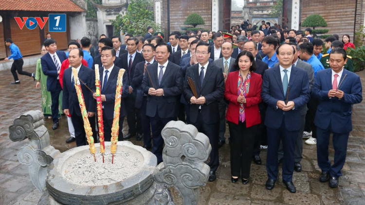 THỜI SỰ 12H TRƯA 20/02/2024: Chủ tịch nước Võ Văn Thưởng dâng hương tưởng niệm Đức vua An Dương Vương tại Di tích Thành Cổ Loa, Hà Nội.